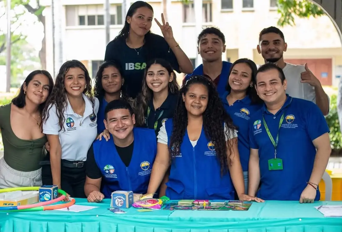 Integrantes de IBSA sonríen detrás de su stand.